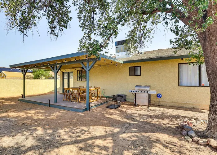 Walk To Colorado River: Family W/ Yard! Bullhead City